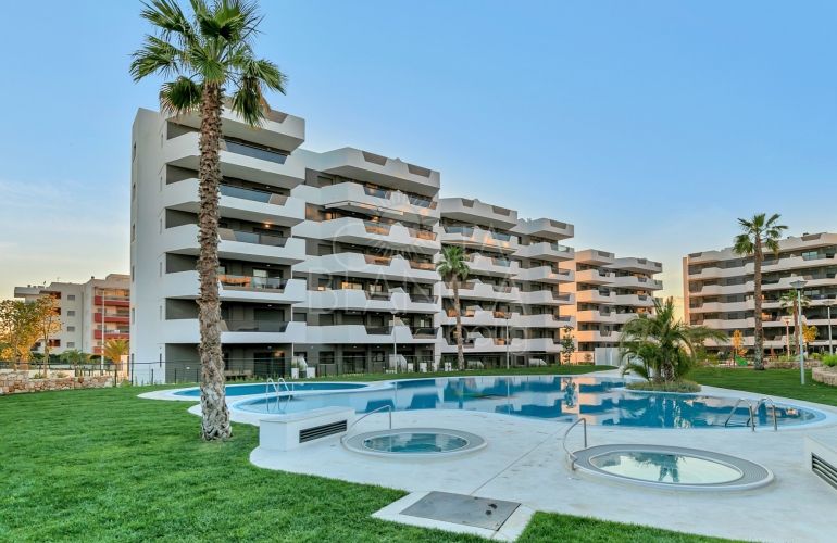 Discover the exotic beaches of Costa Blanca thanks to the unbeatable location of our houses for sale in Arenales del Sol